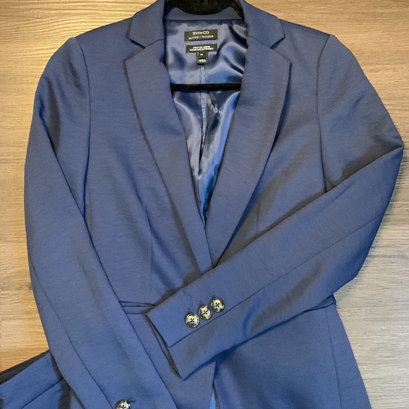 Blazer & Pant set for a BossLady - Picture 2 of 2